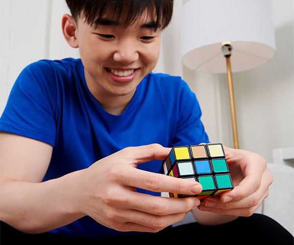 فعال نگهداشتن ذهن از فواید حل مکعب روبیک برای بچه ها