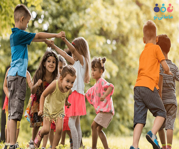 چرخش با دست‌ها یک بازی گروهی کودکان